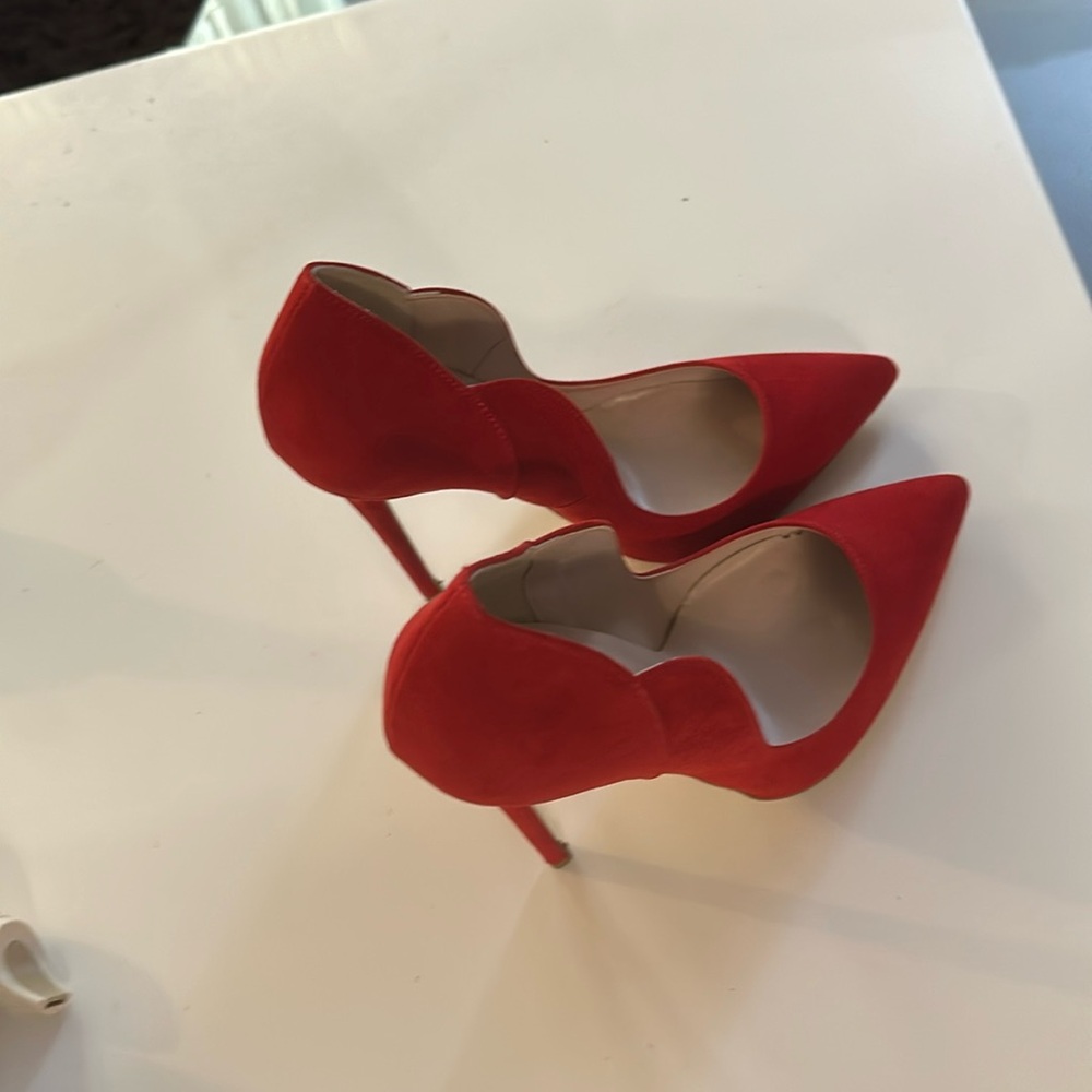 I’m selling my new red dress shoes never worn. It’s authentic made in Brazil.